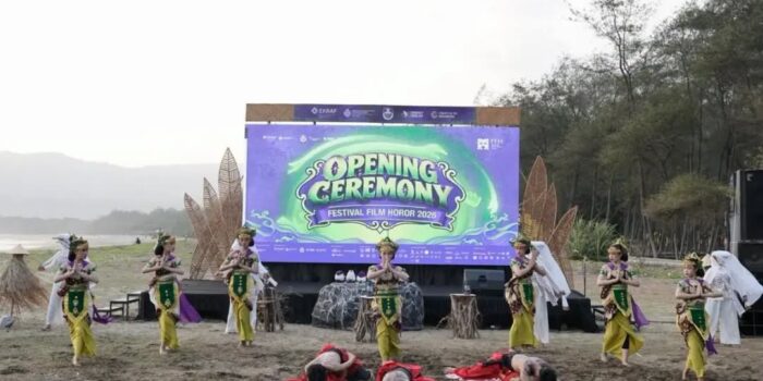 Kemeriahan upacara pembukaan (opening ceremony) Festival Film Horor (FFH) II 2026 di Pancer Dorr Pacitan yang dihadiri warga.