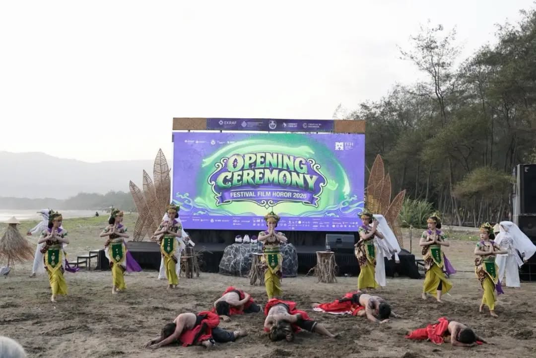 Kemeriahan upacara pembukaan (opening ceremony) Festival Film Horor (FFH) II 2026 di Pancer Dorr Pacitan yang dihadiri warga.