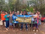 Kepala Cabang Store ngedolemas.id Pacitan Akip Pahala berfoto bersama warga Dusun Pundung Kecamatan Punung membentangkan spanduk penyaluran bantuan air bersih untuk mengatasi krisis air bersih di Pacitan.