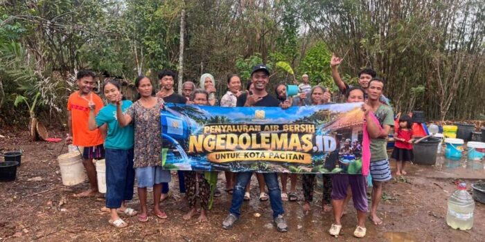 Kepala Cabang Store ngedolemas.id Pacitan Akip Pahala berfoto bersama warga Dusun Pundung Kecamatan Punung membentangkan spanduk penyaluran bantuan air bersih untuk mengatasi krisis air bersih di Pacitan.