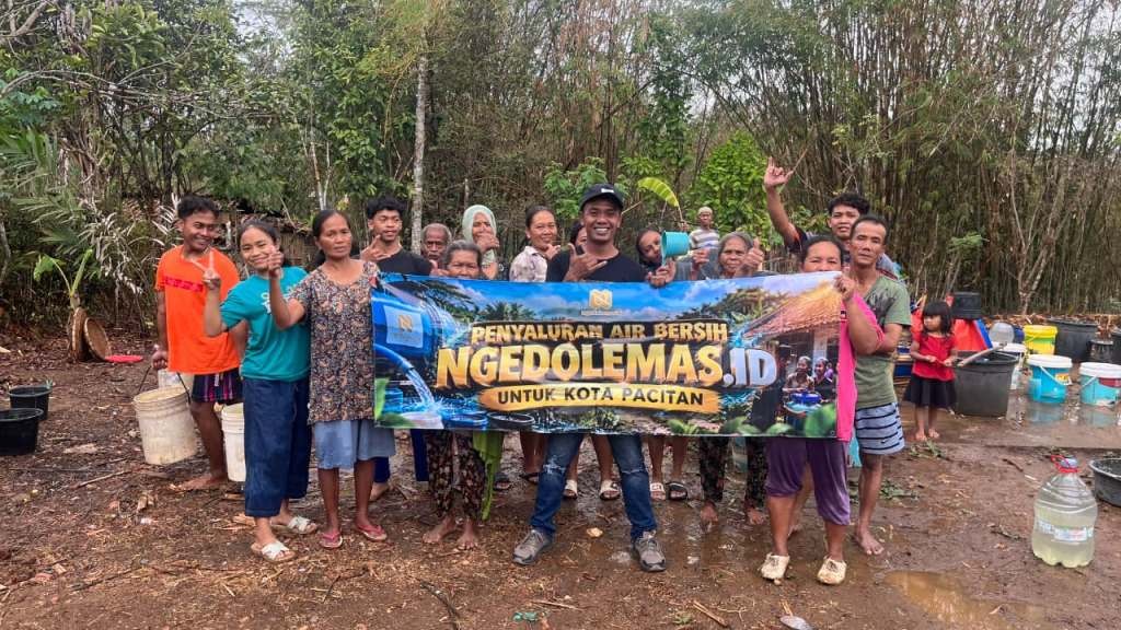 Kepala Cabang Store ngedolemas.id Pacitan Akip Pahala berfoto bersama warga Dusun Pundung Kecamatan Punung membentangkan spanduk penyaluran bantuan air bersih untuk mengatasi krisis air bersih di Pacitan.