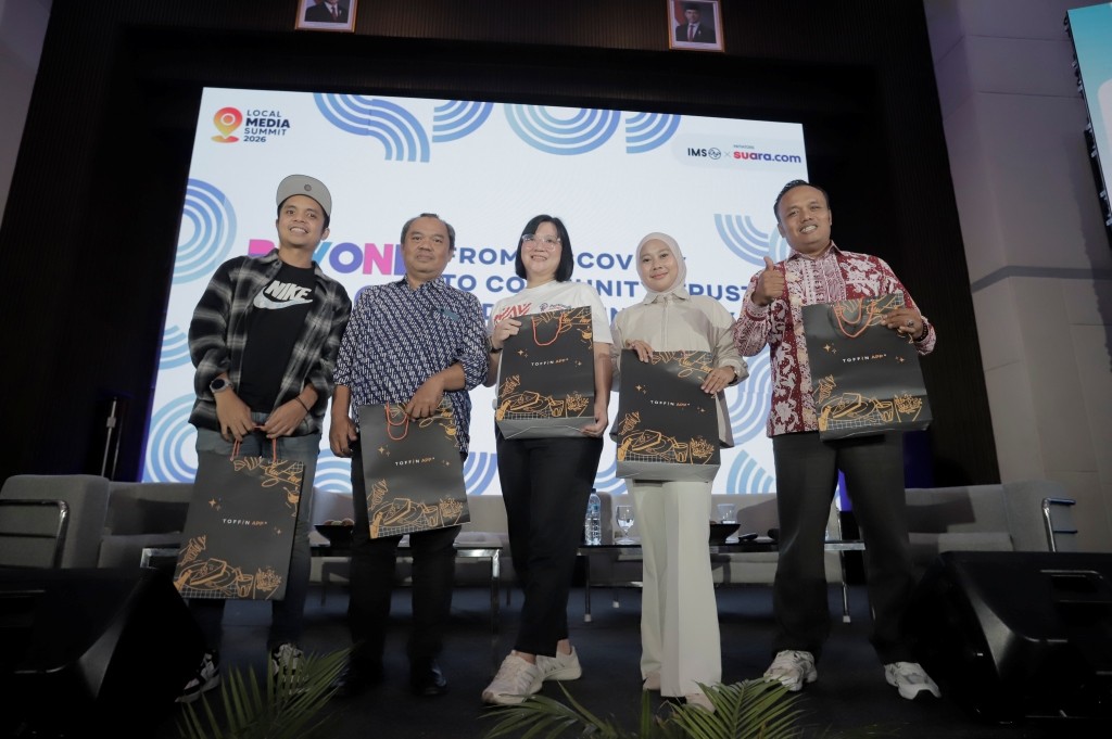 Dari kiri ke kanan, Rendy Sagita, Muhammad Abduh, Wiwi, Annisa Rahmatillah, dan Abdul Qohar berfoto bersama di panggung Local Media Summit 2026 Jakarta.
