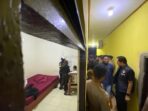 Petugas gabungan dari Polres Pacitan, Satpol PP, dan Subdenpom memeriksa sepasang penghuni di dalam kamar kos saat pelaksanaan razia malam di Kabupaten Pacitan.