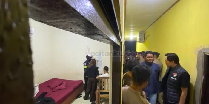 Petugas gabungan dari Polres Pacitan, Satpol PP, dan Subdenpom memeriksa sepasang penghuni di dalam kamar kos saat pelaksanaan razia malam di Kabupaten Pacitan.