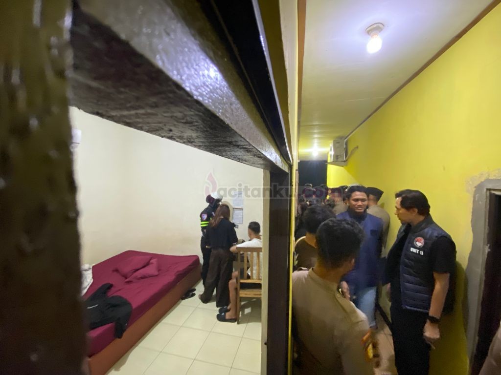 Pemeriksaan Penghuni Kamar Kos Saat Razia Gabungan di Kabupaten Pacitan Petugas gabungan dari Polres Pacitan, Satpol PP, dan Subdenpom memeriksa sepasang penghuni di dalam kamar kos saat pelaksanaan razia malam di Kabupaten Pacitan.