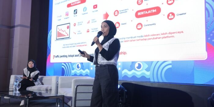 Direktur Bisnis Berita Jatim Saptini Darmaningrum memaparkan strategi membangun jejaring relasi bisnis dan komunitas di panggung Local Media Summit 2026 Jakarta.