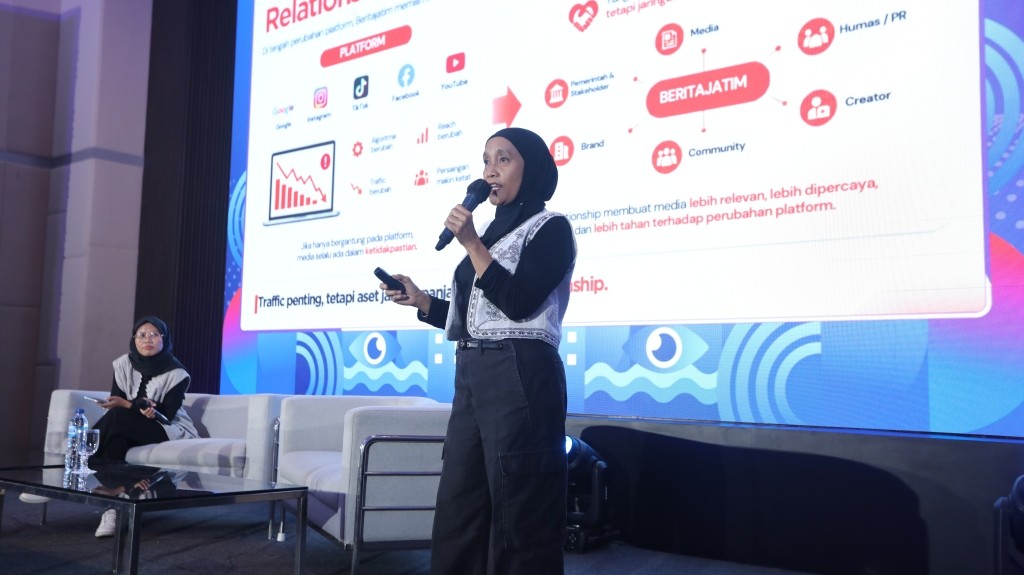 Direktur Bisnis Berita Jatim Saptini Darmaningrum memaparkan strategi membangun jejaring relasi bisnis dan komunitas di panggung Local Media Summit 2026 Jakarta.