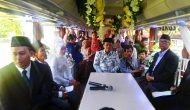 Serunya ‘Nikah on The Road’ di dalam Bus dengan Saksi Bupati Pacitan Serunya ‘Nikah on The Road’ di dalam Bus dengan Saksi Bupati Pacitan
